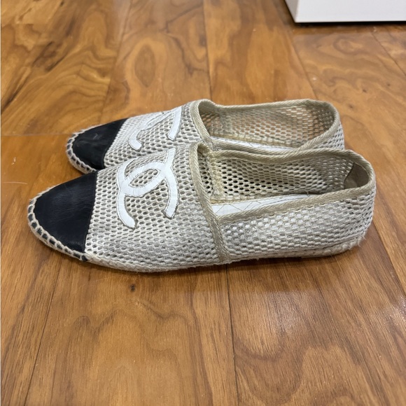 Chanel Mesh Logo Flats - Picture 4 of 9